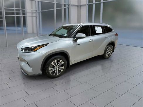 Certified 2021 Toyota Highlander XLE image 4