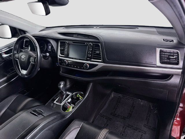 Certified 2019 Toyota Highlander SE w/ Nightshade Edition FWD image 32