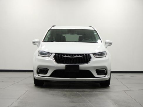 Used 2022 Chrysler Pacifica Touring-L FWD image 9