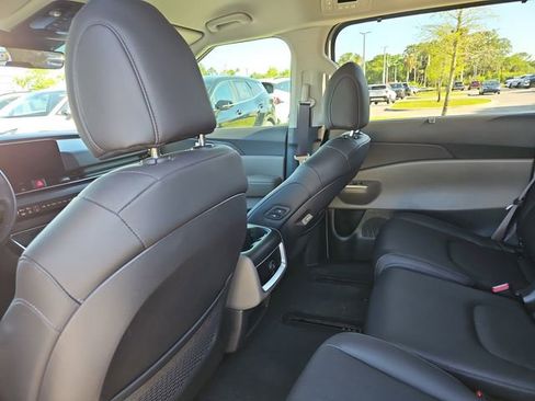 Used 2025 Kia Carnival EX image 9