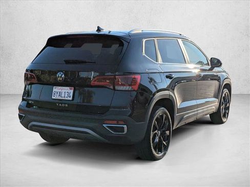 Certified 2022 Volkswagen Taos SEL w/ Panoramic Sunroof Package image 5