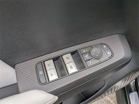 New 2025 Mitsubishi Outlander SE image 13