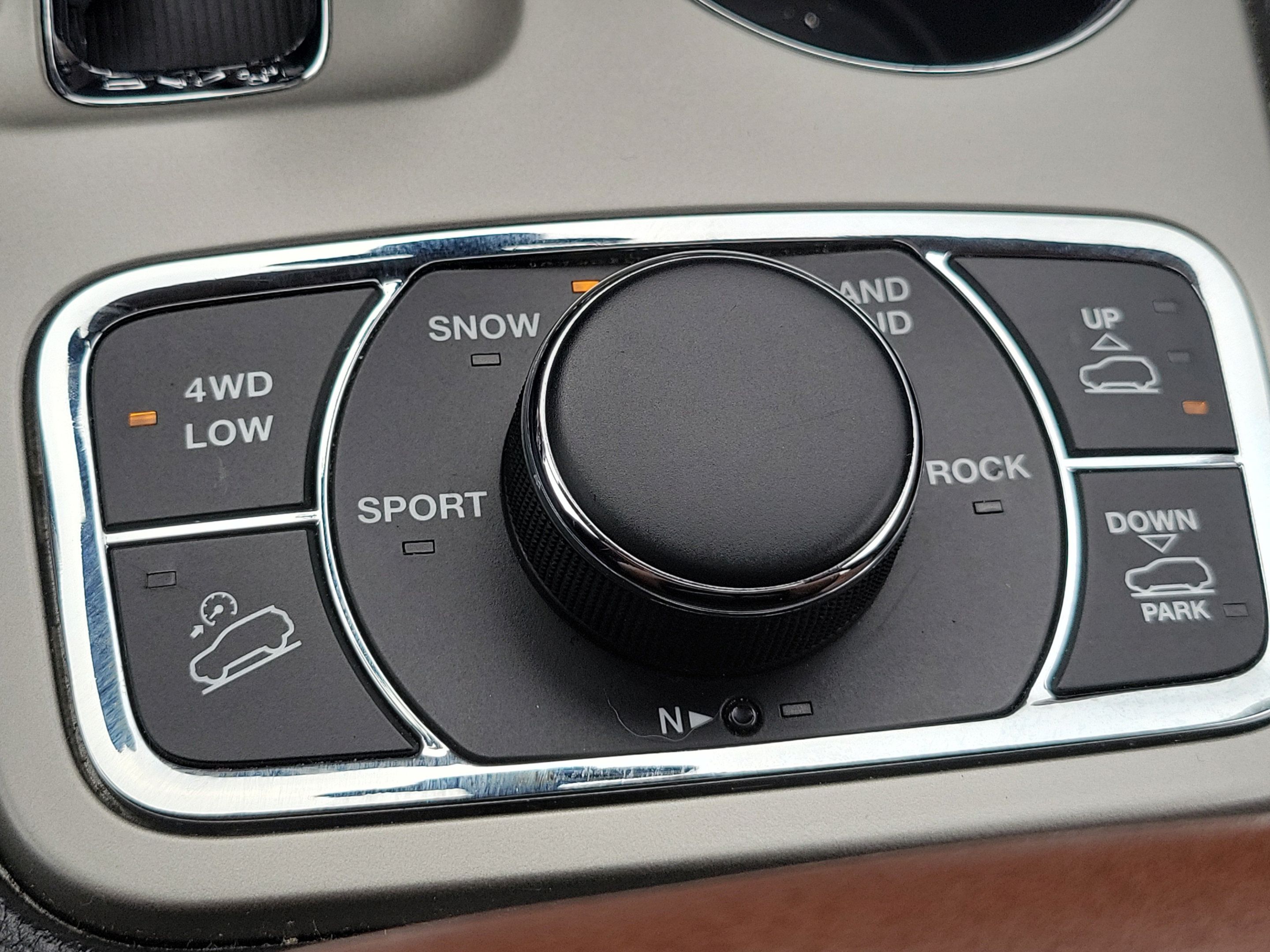 Used 2013 Jeep Grand Cherokee Overland AWD/4WD image 29