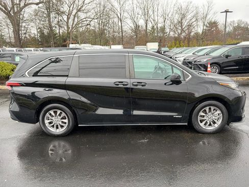 Used 2021 Toyota Sienna LE image 6
