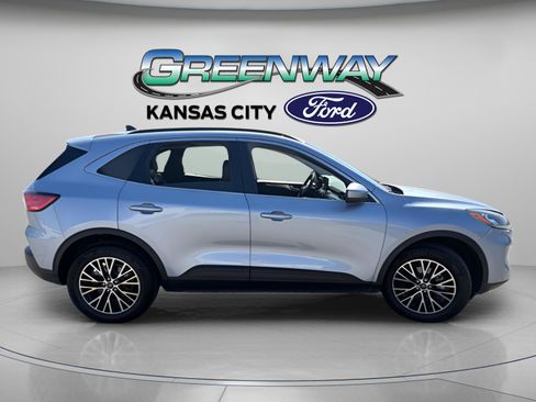 Used 2022 Ford Escape Titanium FWD image 8