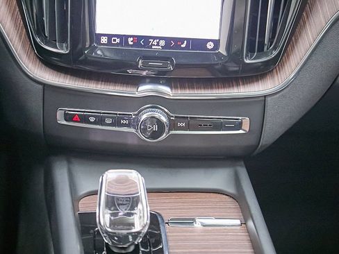 Used 2023 Volvo XC60 B6 Ultimate w/ Protection Package Premier image 31