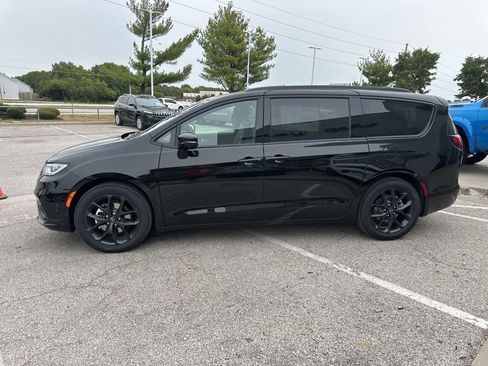 New 2026 Chrysler Pacifica Limited w/ S Appearance Package image 18