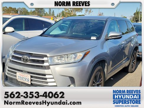 Used 2017 Toyota Highlander Plus FWD image 1