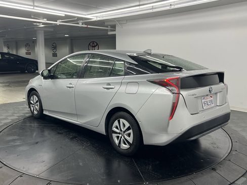 Used 2018 Toyota Prius Three image 4