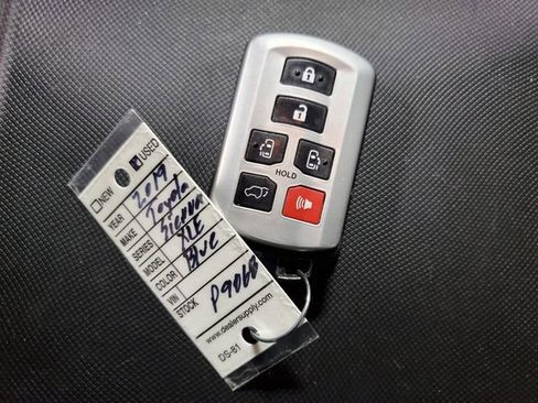 Used 2019 Toyota Sienna XLE image 34