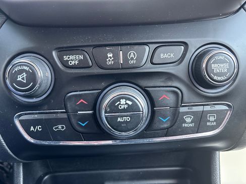 Used 2017 Jeep Cherokee Latitude w/ Comfort/Convenience Group image 34