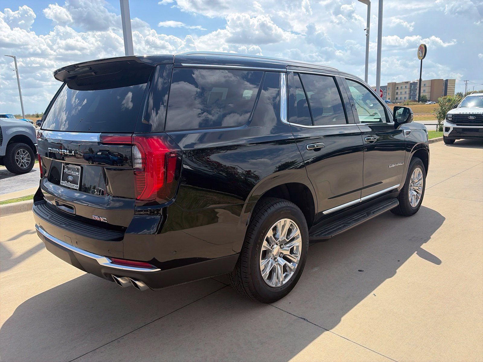 Used 2025 GMC Yukon Denali AWD/4WD image 5