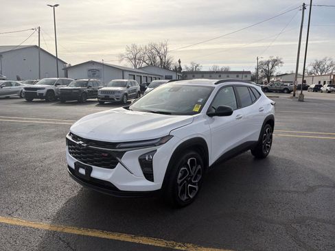 Used 2024 Chevrolet Trax RS w/ Sunroof Package image 4