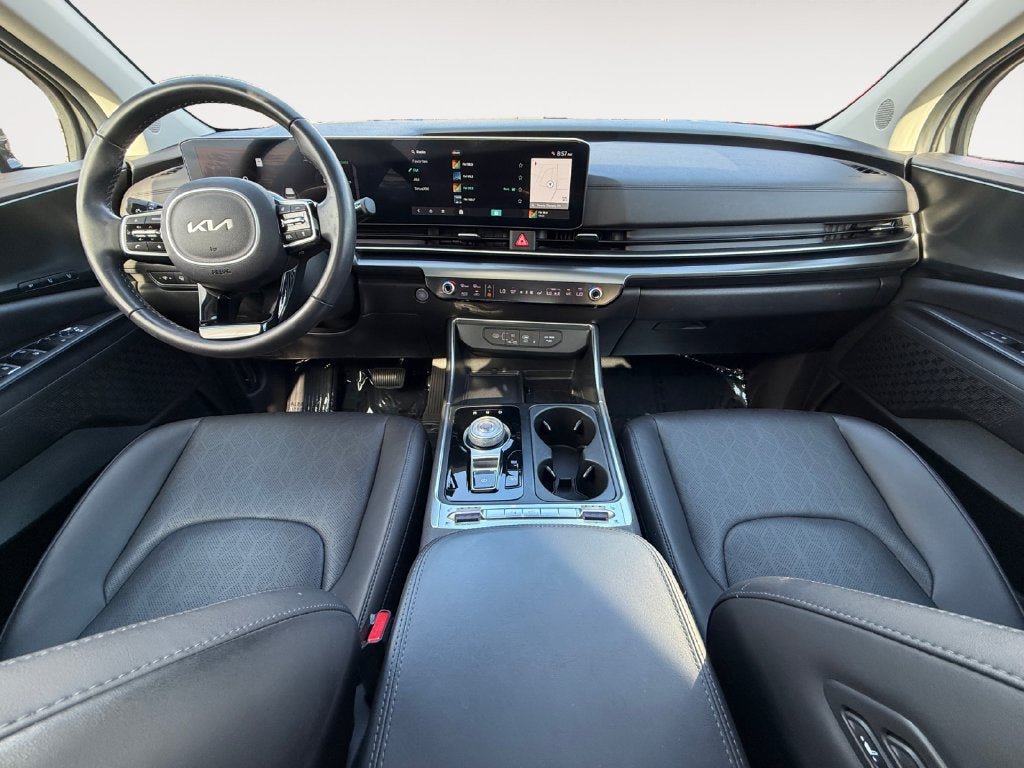 Used 2025 Kia Carnival SX w/ SX Dark Edition Package FWD image 12
