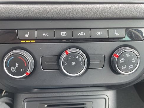 Used 2016 Volkswagen Tiguan SE image 25