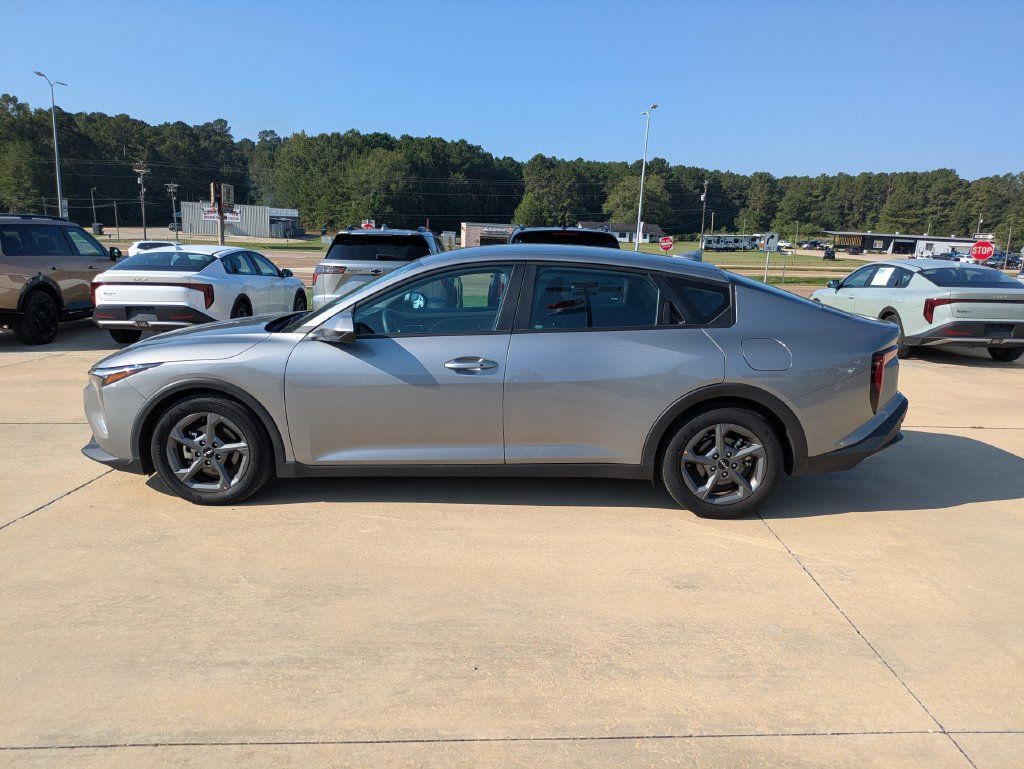 Used 2025 Kia K4 FWD image 2