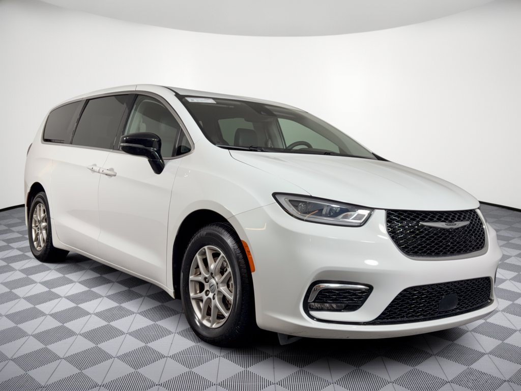 Used 2024 Chrysler Pacifica Touring-L FWD image 7