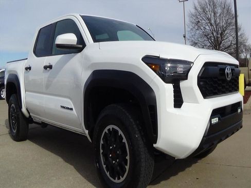 Used 2025 Toyota Tacoma TRD Off-Road image 4