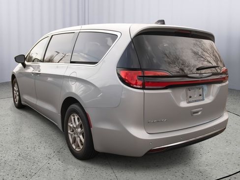 Used 2024 Chrysler Pacifica Touring-L image 25