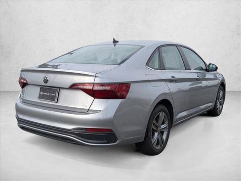 Used 2024 Volkswagen Jetta SE image 5