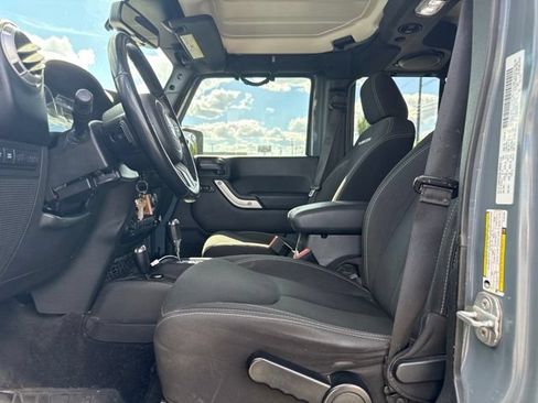 Used 2014 Jeep Wrangler Unlimited Rubicon w/ Connectivity Group AWD/4WD image 11