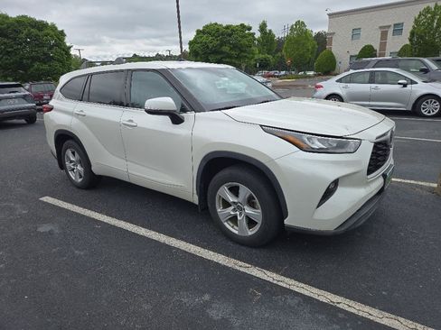 Used 2020 Toyota Highlander LE AWD/4WD image 1
