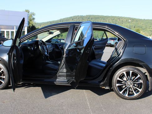 Used 2018 Toyota Corolla SE w/ SE Premium Package FWD image 16