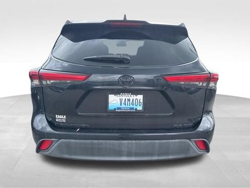 Used 2021 Toyota Highlander XLE AWD/4WD image 6
