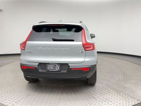 Certified 2025 Volvo XC40 B5 Plus image 3