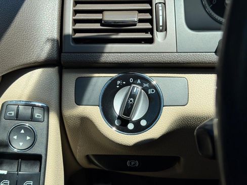 Used 2009 Mercedes-Benz C 300 Sedan image 17