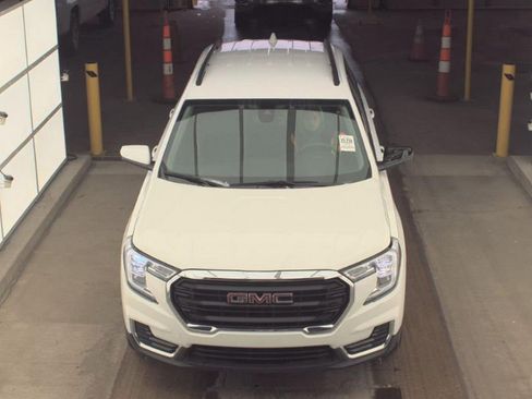 Used 2024 GMC Terrain SLE w/ Driver Convenience Package image 3