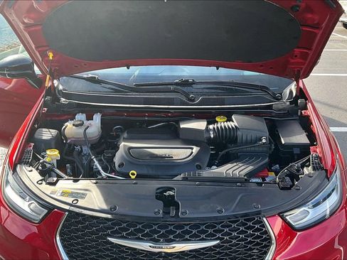 Used 2024 Chrysler Pacifica Touring-L image 30