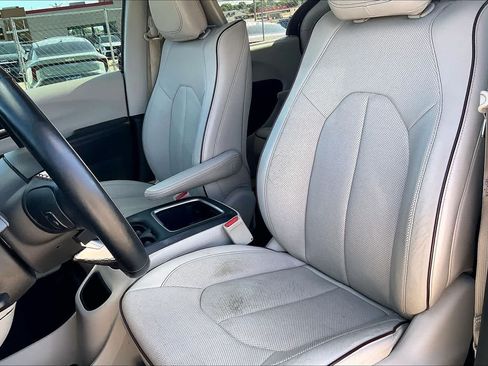 Used 2017 Chrysler Pacifica Limited FWD image 10