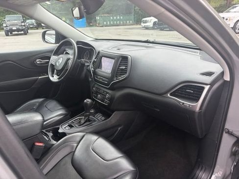 Used 2019 Jeep Cherokee Latitude Plus w/ Comfort/Convenience Group AWD/4WD image 29