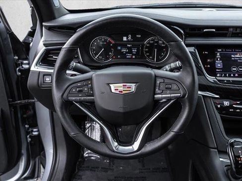 Used 2025 Cadillac XT6 Premium Luxury image 13