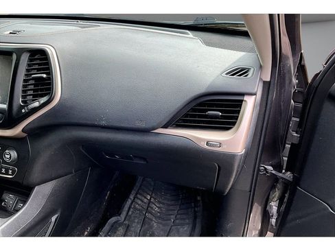 Used 2017 Jeep Cherokee Limited AWD/4WD image 18