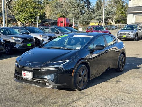 Certified 2025 Toyota Prius LE image 3