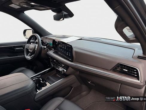 Used 2025 Chevrolet Suburban Z71 image 13