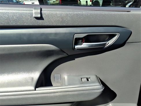 Used 2023 Toyota Highlander XLE image 6