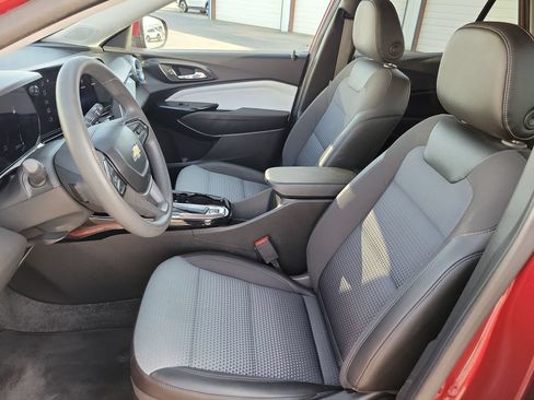 Used 2025 Chevrolet Trax LT FWD image 16