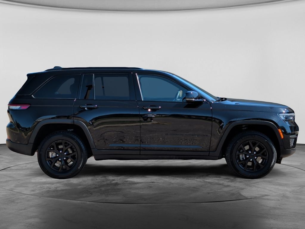 Used 2025 Jeep Grand Cherokee Altitude AWD/4WD image 8