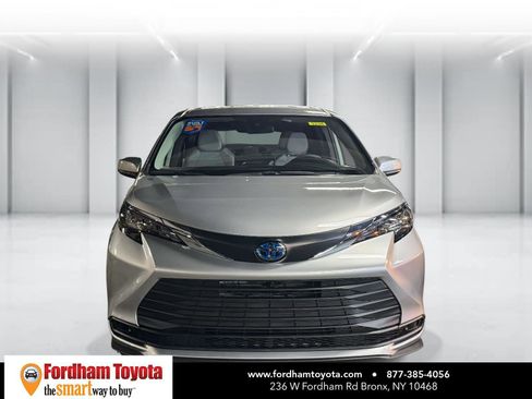 Used 2025 Toyota Sienna LE image 2