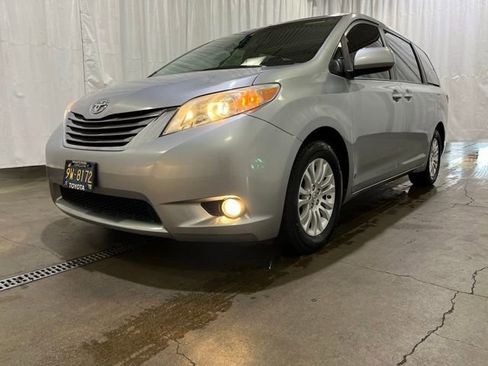 Certified 2017 Toyota Sienna XLE FWD image 27