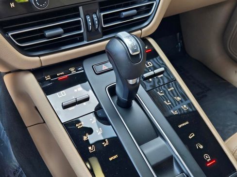 Certified 2025 Porsche Macan AWD/4WD image 22