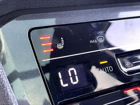 Used 2023 Volkswagen Tiguan SE image 35