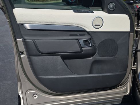 Used 2023 Land Rover Discovery S R-Dynamic image 16