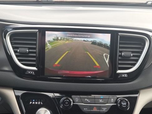 Used 2023 Chrysler Pacifica Touring-L FWD image 35