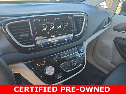 Used 2024 Chrysler Pacifica Touring-L image 22
