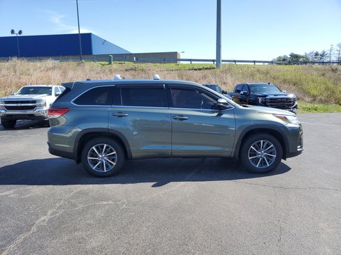 Used 2017 Toyota Highlander XLE AWD/4WD image 3