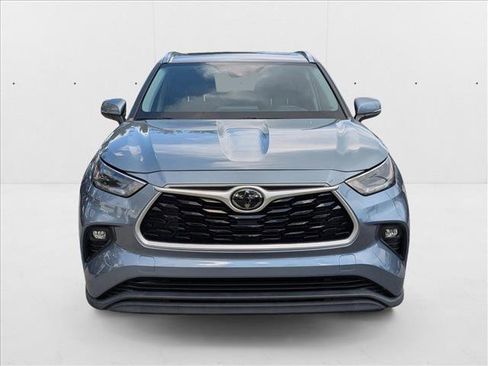 Used 2021 Toyota Highlander XLE image 2